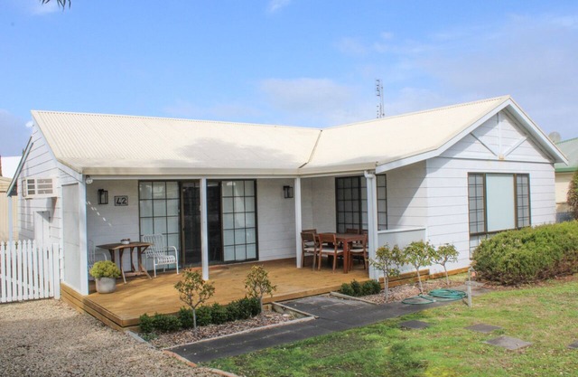 The Captains Cottage - Dip your toes in the sand