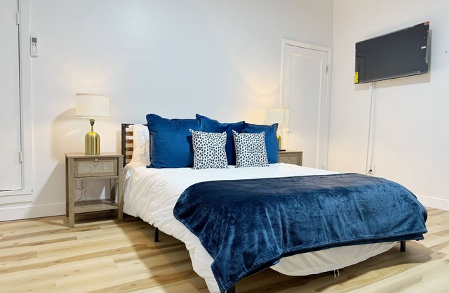 The Cardinal C/QUEEN 1BD/1BA Studio