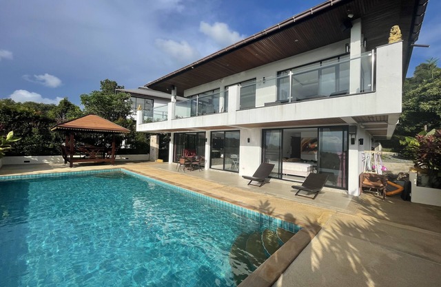 The Carma: Stylish luxury villa with a sunset infinity-pool for up to 8 people