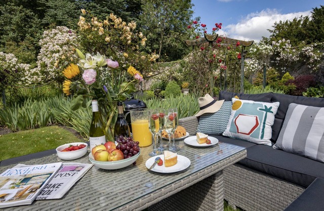 The Carriage House - sleeps 4 guests in 2 bedrooms