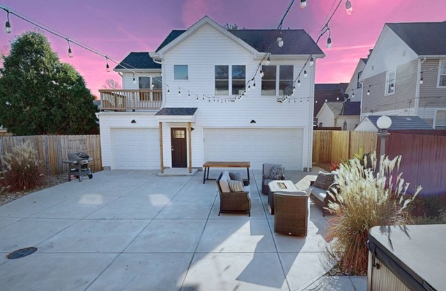 The Carriage House | Walkable To West 25th