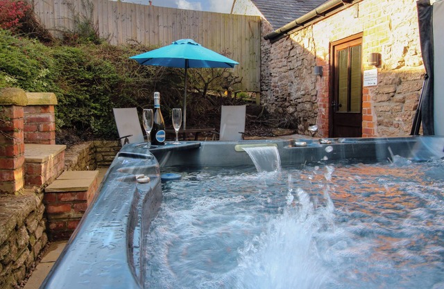 THE CART HOUSE, romantic, character holiday cottage in Alberbury
