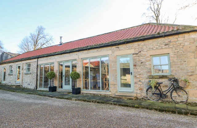 THE CARTSHED, SEDBURY PARK FARM, family friendly in Gilling West