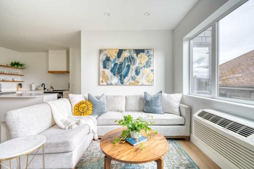 The Cascadia Retreat - Luxury Home - 90 WalkScore