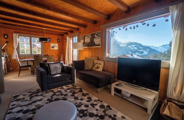 The chalet is ideally located in a quiet area just above the Place de la Barboleuse in Gryon with it