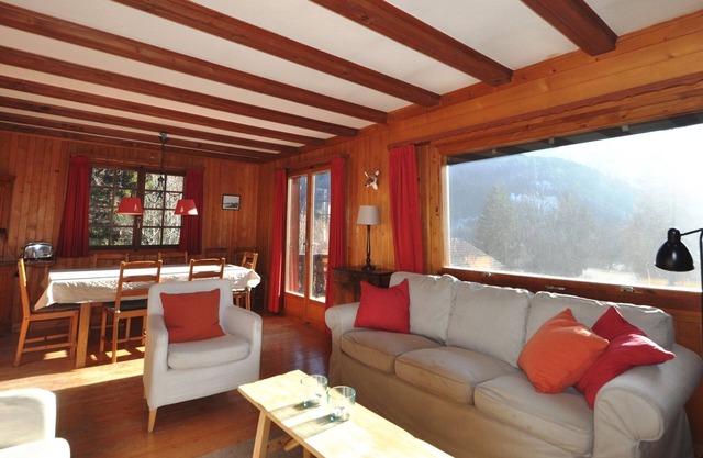 The chalet is located 150m from the start of the Barboleuse gondola, linking the Villars-Gryon-Les D