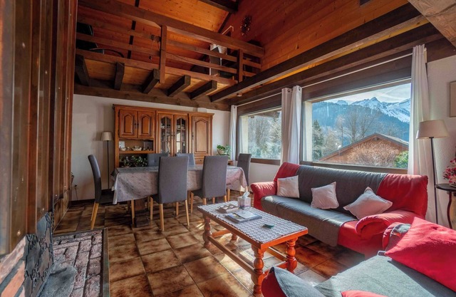 The chalet is located approx. 150 m. from the departure of the Barboleuse gondola which will take yo