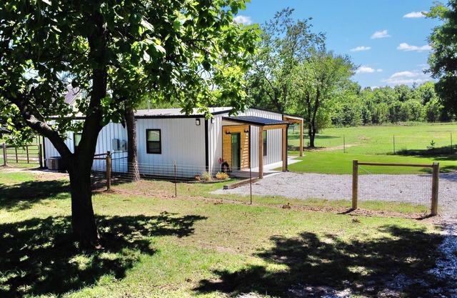 The charming Scissortail Farmhouse on land with hot tub minutes from downtown!