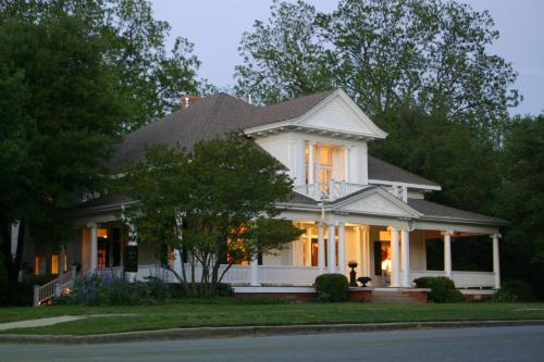The Chaska House & Cottages