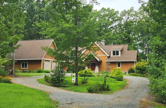The Christmas Cabin -4br 400ft private waterfront fireplace, boathouse, kayaks