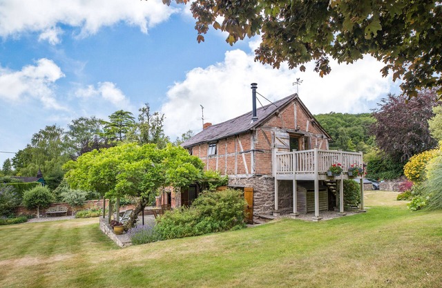 THE CIDER MILL, romantic, with open fire in Westhope, Herefordshire