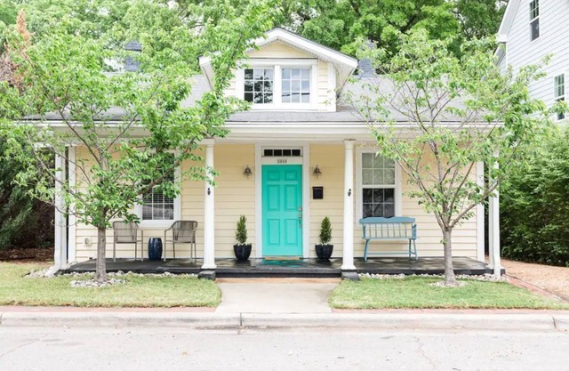 The City Cottage, pet friendly, walk to shops, food & NCSU