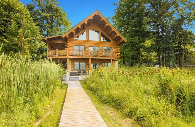 THE CLAM SHELL Log Home on Clam Lake | Hot Tub!