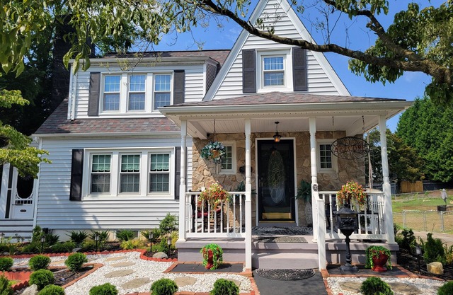 The Cline House-Charming "Vintage Suite"-Suite A In Heart of Charles Town, WV!