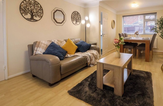 THE CLOUD HOUSE @ HOOLE, pet friendly, with a garden in Hoole