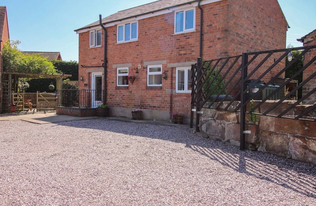 THE COACH HOUSE AT THE GABLES, pet friendly, with a garden in Burlton
