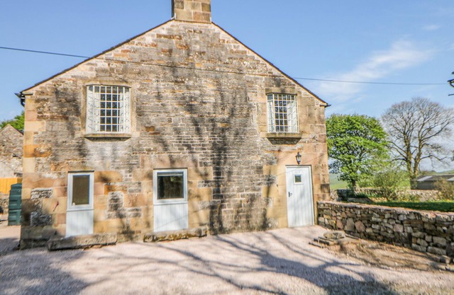 THE COACH HOUSE AT MAYFURLONG FARM, pet friendly in Waterhouses