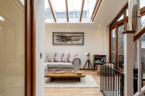 The Coach House - Beautiful Home in Cheltenham!