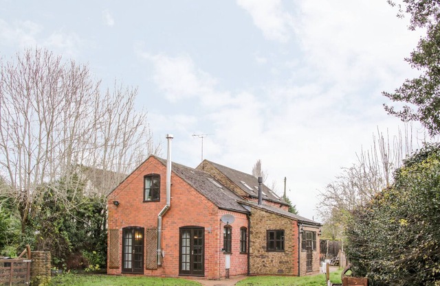 THE COACH HOUSE, pet friendly in Far Forest, Worcestershire