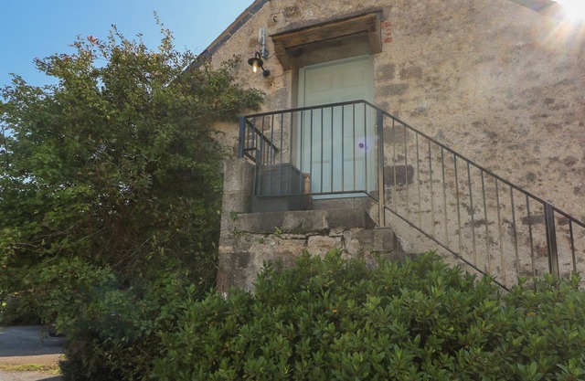 THE COACH HOUSE, pet friendly, with a garden in Pembroke