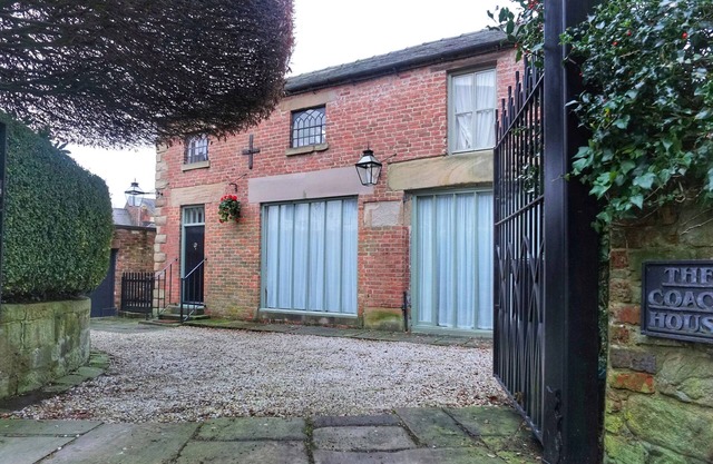 THE COACH HOUSE, pet friendly, with a garden in Wirksworth