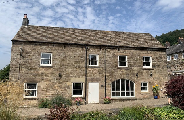 THE COACH HOUSE, pet friendly, character holiday cottage in Holloway