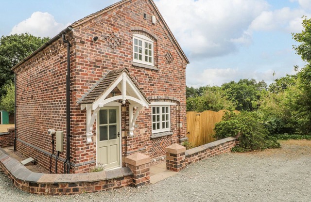 THE COACH HOUSE, pet friendly, character holiday cottage in Betley