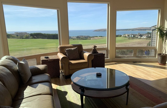 “The Coast is Clear” Beautiful Views, Steps To Beach, Remodeled, Game Room!