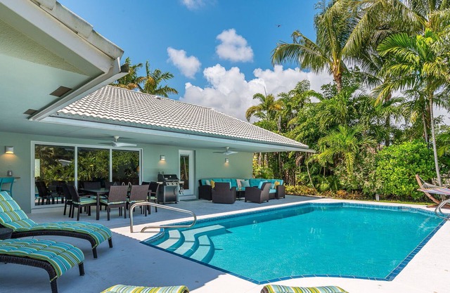 The Coconut Canal Hideout- Waterfront, Heated Pool, Minutes to Downtown Delray!