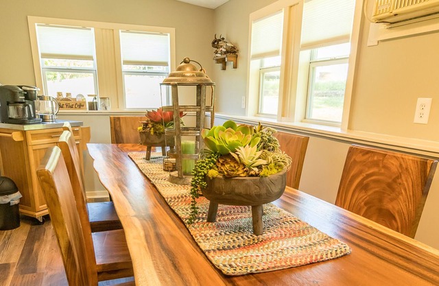 The Cold River Cottage - Walk to the White River and Park!