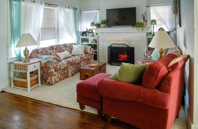 The Comfy Cottage-4 BR, 2 BA, Sleeps up to 10!
