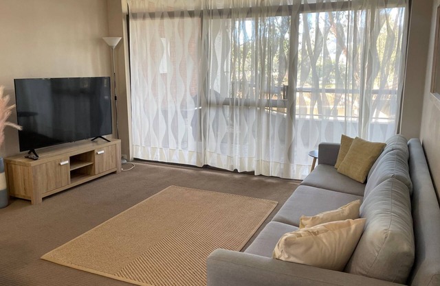 The Commodore, 14, 9-11 Donald Street- Unit in the heart of town with views & free wi-fi