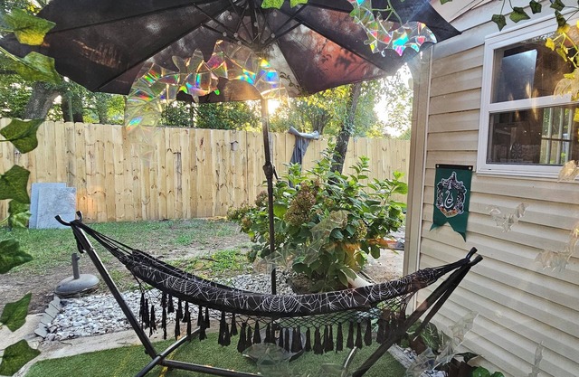 The Common Room- 1 Room+ full bath in Fayetteville with WiFi, AC, laundry.