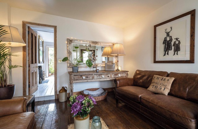 The Cook's Cottage: a coastal oasis w/outdoor kitchen, garden & cinema nr beach