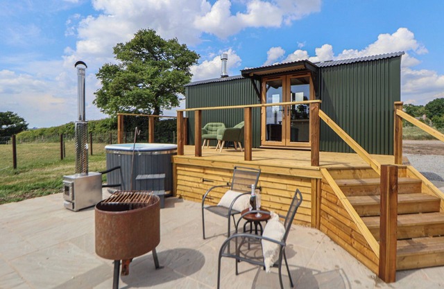 THE COOP, pet friendly, with hot tub in Woore