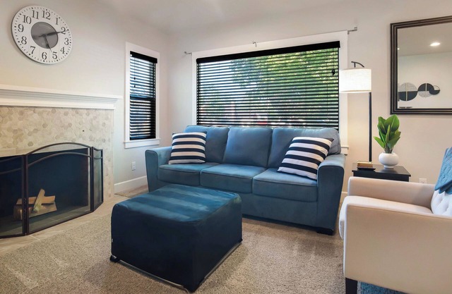 The Corner Retreat: King & Queen, small pups welcome!