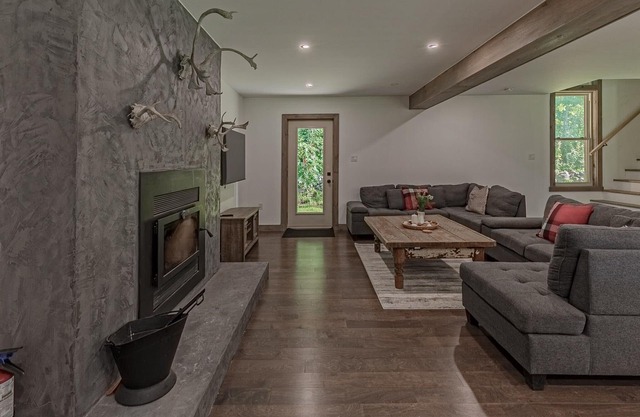 The Corzo - modern farmhouse with hot tub!