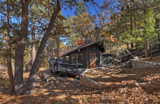 The Cosmic Cabin By Destination Big Bear:Modern Mid-Century! Pet Friendly! AC Unit! Fenced Yard! Wrap Around Deck!