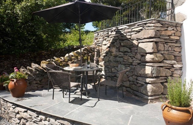 THE COSY PEACOCK, pet friendly, with open fire in Troutbeck