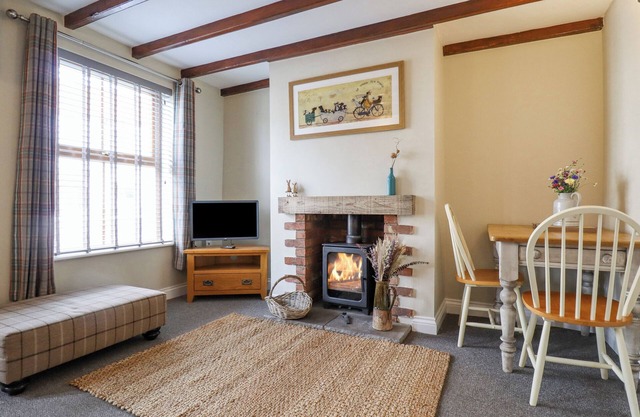 THE COTTAGE 16 NORTHSIDE, pet friendly, with open fire in Patrington