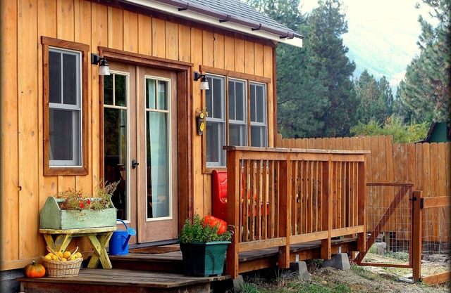 The Cottage at Farmstead Hollow; Warm and Cozy Retreat 2 miles West of Hamilton