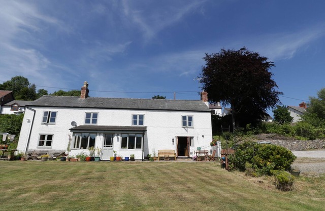 THE COTTAGE, character holiday cottage, with a garden in Llangollen