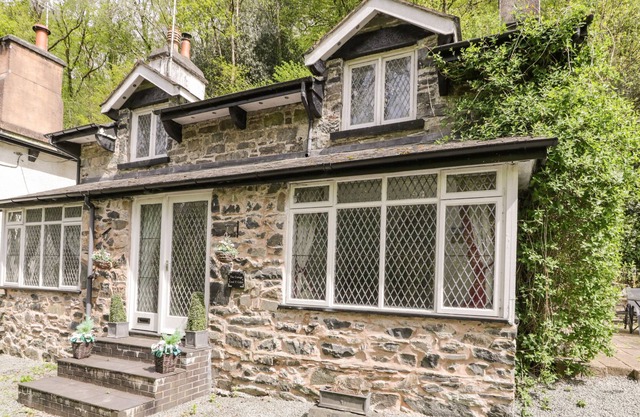 THE COTTAGE, COED Y CELYN, pet friendly in Betws-Y-Coed