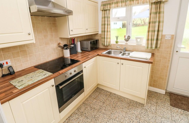 THE COTTAGE, family friendly, with a garden in Narberth