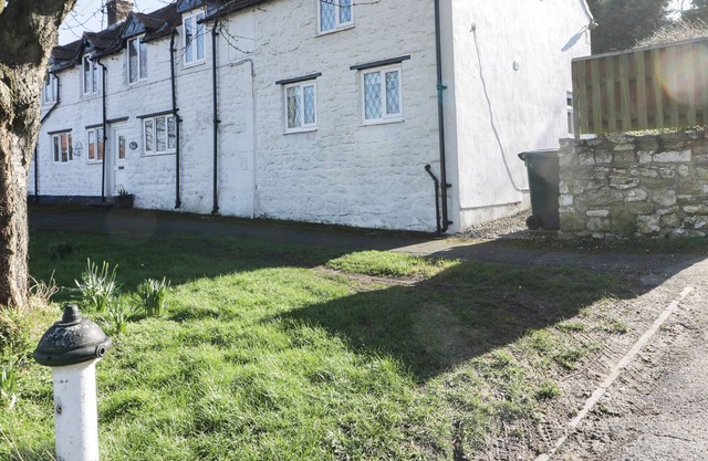 THE COTTAGE, family friendly, character holiday cottage in Staxton