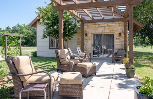 The Cottage - open floor plan. 2 queen beds + twin bunkbeds