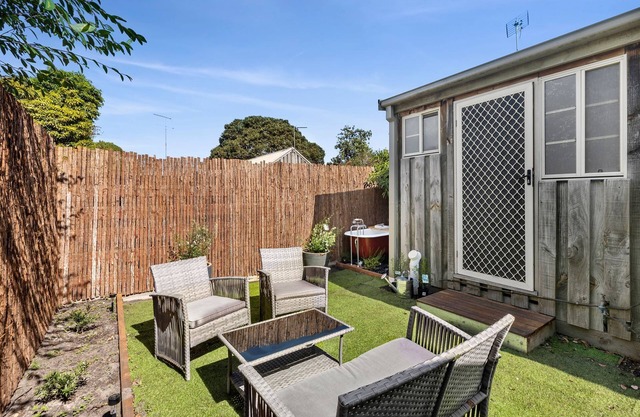 The Cottage- Pet Friendly with secure yard and close to beach and river!