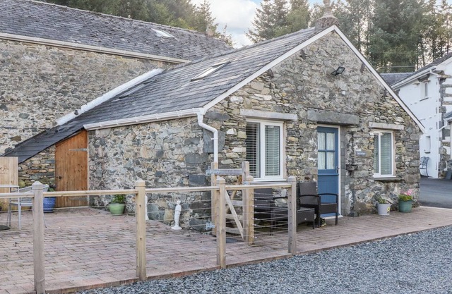 THE COTTAGE, pet friendly, character holiday cottage in Ulverston