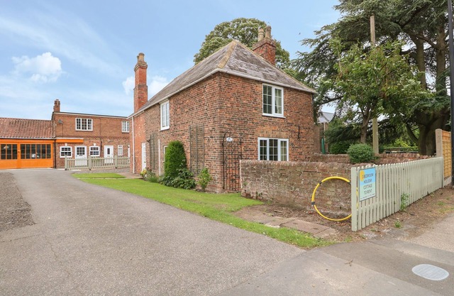 THE COTTAGE, pet friendly, with a garden in Burgh Le Marsh