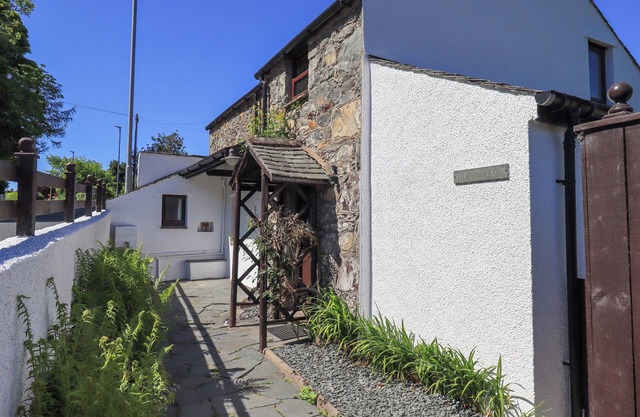 THE COTTAGE, pet friendly, with open fire in Keswick
